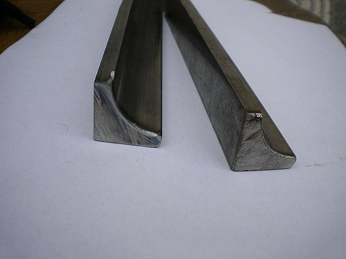 異型鋼可以用于制造各種零件和機(jī)器設(shè)備如汽車(chē)發(fā)動(dòng)機(jī)機(jī)床等同時(shí)在鐵路電子管道等其他領(lǐng)域也有廣泛的應(yīng)用